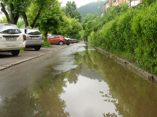 Strada Gh. Marinescu inundata (c) eMM.ro